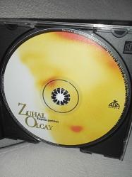 CD Zuhal Olcay başucu şarkıları 1.  Orijinal 2001 Ada Müzik. Disk 10 üzerinden 9.5 Sorunsuz çalışıyor. İyi durumda Koleksiyonluk