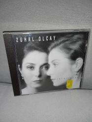 CD Zuhal Olcay İki cift laf albümü. Orijinal. Ada Müzik Dönem baskı. Dinlemeyi etkilemeyen çizikler var. sorunsuz çalışıyor. Kartonet tertemiz koleksiyonluk