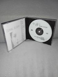CD Zuhal Olcay İki cift laf albümü. Orijinal. Ada Müzik Dönem baskı. Dinlemeyi etkilemeyen çizikler var. sorunsuz çalışıyor. Kartonet tertemiz koleksiyonluk