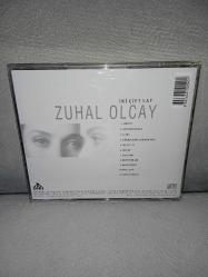 CD Zuhal Olcay İki cift laf albümü. Orijinal. Ada Müzik Dönem baskı. Dinlemeyi etkilemeyen çizikler var. sorunsuz çalışıyor. Kartonet tertemiz koleksiyonluk