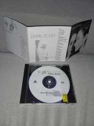 CD Zuhal Olcay İki cift laf albümü. Orijinal. Ada Müzik Dönem baskı. Dinlemeyi etkilemeyen çizikler var. sorunsuz çalışıyor. Kartonet tertemiz koleksiyonluk