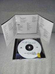 CD Zuhal Olcay İki cift laf albümü. Orijinal. Ada Müzik Dönem baskı. Dinlemeyi etkilemeyen çizikler var. sorunsuz çalışıyor. Kartonet tertemiz koleksiyonluk