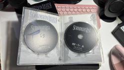 SCHINDLER'İN LİSTESİ - BİR KİŞİNİN HAYATINI KURTARAN TÜM DÜNYAYI KURTARMIŞ SAYILIR - 2 DİSK KOLEKSİYON DVD - SCHINDLER'S LIST - BİR STEVEN SPIELBERG FİLMİ - BONUS DVD İÇERİĞİ BELGESEL... UNIVERSAL DVD VİDEO - TÜRKÇE DUBLAJ VE ALTYAZI MEVCUT...