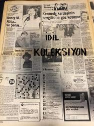 HAFTASONU GAZETESİ GAZETESİ DOĞUM GÜNÜ GAZETESİ (TURKİSH NEWSPAPER) - 6 HAZİRAN 1980 -Nihal Kekum - Yılmaz Tatlıses - Yıldız Tezcan - Arman - Güzide Kasacı - Tito - Boney M - Abba - Şenay - Aida Pekkan - John Travolta - Peter Brennan - Azize Bergin - Robert Kennedy - Jacqueline Kennedy - Edward Kennedy - John Kennedy -Müjde Ar - Şoray kardeşler - Mine Mutlu - Nil Burak - Zeki Müren - Erhan Tünay - Tahir Önner - İbrahim Tatlıses - Sevtap - Menduh Ül - Fatma Girik - Nigar Uluerer - Taner Şener - Aynur Aydın - Murat Küçükeral - Bedi Karaman - Müjde Ar’dan uzak durun - Çatlayın - Mine Mutlu çarpılmaya başladı - Ah şu aptal kafam - Pirimiz Zeki Müren - Anarşi değil namus davası - Bu vicdan azabı çeken bir kadının yüzüdür - Almanya’da gizlice buluştular - Babamı defterden sildim - Devrildiği Bakanın memleketinde kraliçe gibi  Anneler Günü’nü düşmanlarının kulaklarını çınlatarak kutladılar - Zarftan çıkan çek - İki yıl içinde çıkartmak yok - Halk onun yanında - Duvarda kurşun izleri - Genç kı
