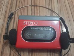WALKMEN KASETÇALAR KULAKLIK DAHİL KIRMIZI RENK SIFIR KULLANILMAMIŞ
