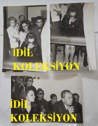 YEŞİLÇAM OYUNCUSU NİLÜFER AYDAN'IN ORİJİNAL 3'LÜ FOTOĞRAF SETİ - 18 x 12 cm EBADINDA - NİLÜFER AYDAN, MAHKEMEDE DURUŞMA ANINDA GÖZYAŞLARINI TUTAMADIĞI ANLARDA ÇEKİLMİŞ 3 FARKLI KARE