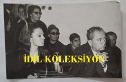 YEŞİLÇAM OYUNCUSU NİLÜFER AYDAN'IN ORİJİNAL 3'LÜ FOTOĞRAF SETİ - 18 x 12 cm EBADINDA - NİLÜFER AYDAN, MAHKEMEDE DURUŞMA ANINDA GÖZYAŞLARINI TUTAMADIĞI ANLARDA ÇEKİLMİŞ 3 FARKLI KARE