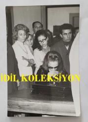 YEŞİLÇAM OYUNCUSU NİLÜFER AYDAN'IN ORİJİNAL 3'LÜ FOTOĞRAF SETİ - 18 x 12 cm EBADINDA - NİLÜFER AYDAN, MAHKEMEDE DURUŞMA ANINDA GÖZYAŞLARINI TUTAMADIĞI ANLARDA ÇEKİLMİŞ 3 FARKLI KARE