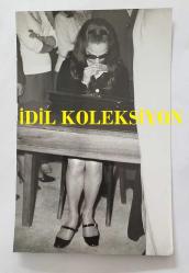 YEŞİLÇAM OYUNCUSU NİLÜFER AYDAN'IN ORİJİNAL 3'LÜ FOTOĞRAF SETİ - 18 x 12 cm EBADINDA - NİLÜFER AYDAN, MAHKEMEDE DURUŞMA ANINDA GÖZYAŞLARINI TUTAMADIĞI ANLARDA ÇEKİLMİŞ 3 FARKLI KARE