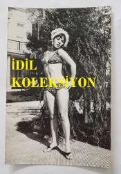 YEŞİLÇAM OYUNCUSU NİLÜFER AYDAN'IN ORİJİNAL 2'Lİ FOTOĞRAF SETİ - 18 x 12 cm EBADINDA - NİLÜFER AYDAN BİKİNİSİYLE POZ VERİRKEN ÇEKİLMİŞ 2 ÖZEL KARE