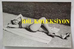 YEŞİLÇAM OYUNCUSU NİLÜFER AYDAN'IN ORİJİNAL 2'Lİ FOTOĞRAF SETİ - 18 x 12 cm EBADINDA - NİLÜFER AYDAN BİKİNİSİYLE POZ VERİRKEN ÇEKİLMİŞ 2 ÖZEL KARE