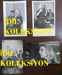 YEŞİLÇAM OYUNCUSU NİLÜFER AYDAN'IN ORİJİNAL 4'LÜ FOTOĞRAF SETİ - 18 x 12 cm EBADINDA - NİLÜFER AYDAN SAHNEDE ŞARKI OKURKEN ÇEKİLMİŞ 4 FARKLI KARE