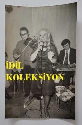 YEŞİLÇAM OYUNCUSU NİLÜFER AYDAN'IN ORİJİNAL 4'LÜ FOTOĞRAF SETİ - 18 x 12 cm EBADINDA - NİLÜFER AYDAN SAHNEDE ŞARKI OKURKEN ÇEKİLMİŞ 4 FARKLI KARE