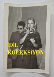 YEŞİLÇAM OYUNCUSU NİLÜFER AYDAN'IN ORİJİNAL 4'LÜ FOTOĞRAF SETİ - 18 x 12 cm EBADINDA - NİLÜFER AYDAN SAHNEDE ŞARKI OKURKEN ÇEKİLMİŞ 4 FARKLI KARE