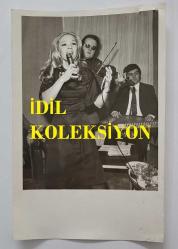 YEŞİLÇAM OYUNCUSU NİLÜFER AYDAN'IN ORİJİNAL 4'LÜ FOTOĞRAF SETİ - 18 x 12 cm EBADINDA - NİLÜFER AYDAN SAHNEDE ŞARKI OKURKEN ÇEKİLMİŞ 4 FARKLI KARE