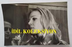 YEŞİLÇAM OYUNCUSU NİLÜFER AYDAN'IN ORİJİNAL 4'LÜ FOTOĞRAF SETİ - 18 x 12 cm EBADINDA - NİLÜFER AYDAN SAHNEDE ŞARKI OKURKEN ÇEKİLMİŞ 4 FARKLI KARE