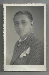 LOT.4 » ÇİZGİLİ CEKETLİ GENÇ ADAM FOTOĞRAFI...