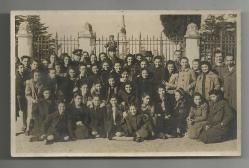 LOT.9 » HÜRRİYET ABİDESİ YAKININDA TOPLANMIŞ KALABALIK BİR ÖĞRENCİ GRUBU...