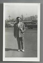 LOT.5 » FOTO SEL / EMİNÖNÜ MEYDANI'NDA ELİNDE GAZETESİYLE ŞIK BİR BEYEFENDİ FOTOĞRAFI...