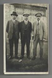 LOT.13 » ŞAPKALI VE KASKETLİ ÜÇ ŞIK BEYEFENDİ ESKİ DÖNEM FOTOĞRAF...