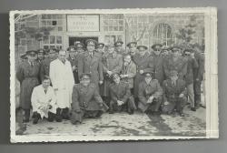 LOT.12 » 18 MART 1961 ARDAHAN ASKER HASTANESİ ÖNÜ TOPLU FOTOĞRAF...