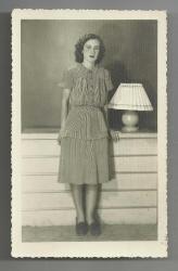 LOT.11 » GENÇ BİR HANIM VE ABAJUR TEMALI ESKİ FOTOĞRAF...