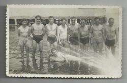 LOT.17 » İNCİRALTI'NDA DENİZE GİREN GENÇ BEYLER FOTOĞRAFI...