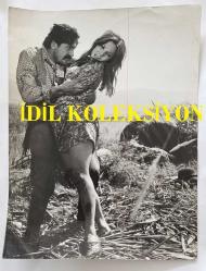 YEŞİLÇAM OYUNCUSU NİLÜFER AYDAN'IN ORİJİNAL BÜYÜK BOY FOTOĞRAFI - 24 x 18 cm EBADINDA - NİLÜFER AYDAN BİR YEŞİLÇAM FİLMİNDE HÜSEYİN BARADAN'LA AYNI KAREDE