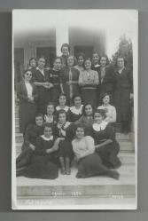 LOT.20 » FOTO RESNE / 1934 SENESİ İZMİR'İN OKULLU KIZLARI MERDİVEN FOTOĞRAFI...