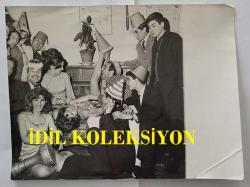 YEŞİLÇAM OYUNCUSU NİLÜFER AYDAN'IN ORİJİNAL BÜYÜK BOY FOTOĞRAFI - 24 x 18 cm EBADINDA - NİLÜFER AYDAN BİR KUTLAMA PARTİSİNDE EĞLENİRKEN ÇEKİLMİŞ BİR KARE