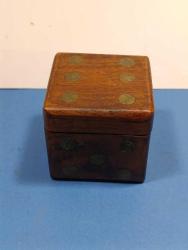 K66----PİRİNÇ KAKMA ZAR DESENLİ KÜÇÜK BOY AHŞAP KUTU