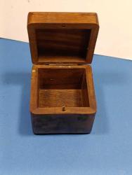 K66----PİRİNÇ KAKMA ZAR DESENLİ KÜÇÜK BOY AHŞAP KUTU