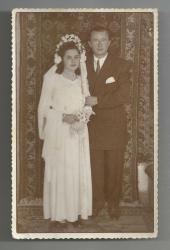 FOTO KÜLTÜR - H.GÖKSEL İZMİR / GÜZEL HALI ÖNÜNDE GELİN VE DAMAT TEMALI FOTOĞRAF...