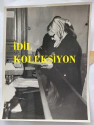 YEŞİLÇAM OYUNCUSU NİLÜFER AYDAN'IN ORİJİNAL BÜYÜK BOY FOTOĞRAFI - 24 x 18 cm EBADINDA - NİLÜFER AYDAN, YILMAZ DURU'YU DÖVÜP KÜFÜRLER ETTİĞİ GEREKÇESİYLE BEYOĞLU EMNİYET AMİRLİĞİ'NDE İFADE VERİRKEN ÇEKİLMİŞ BİR KARE (ŞAKİR ŞAD)