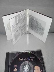 Cd Zuhal Olcay ihanet albümü. Orijinal Ada Müzik kırmızı bandrollü dönem baskı albüm. Kartonet tertemiz. Disk 10 üzerinden 9,5 çok iyi durumda sorunsuz çalışıyor koleksiyonluk
