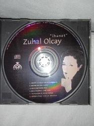 Cd Zuhal Olcay ihanet albümü. Orijinal Ada Müzik kırmızı bandrollü dönem baskı albüm. Kartonet tertemiz. Disk 10 üzerinden 9,5 çok iyi durumda sorunsuz çalışıyor koleksiyonluk