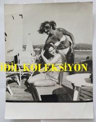 YEŞİLÇAM OYUNCUSU NİLÜFER AYDAN'IN ORİJİNAL BÜYÜK BOY FOTOĞRAFI - 24 x 18 cm EBADINDA - NİLÜFER AYDAN, BİKİNİLİ OLARAK DENİZ KENARINDA GÜNEŞLENİRKEN ÇEKİLMİŞ ÇOK NET KALİTEDE BİR FOTOĞRAF