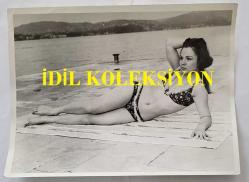 YEŞİLÇAM OYUNCUSU NİLÜFER AYDAN'IN ORİJİNAL BÜYÜK BOY 3'LÜ FOTOĞRAF SETİ - 24 x 18 cm EBADINDA - NİLÜFER AYDAN, BİKİNİLİ OLARAK DENİZ KENARINDA ÇEŞİTLİ POZLAR VERİRKEN ÇEKİLMİŞ 3 FARKLI KARE