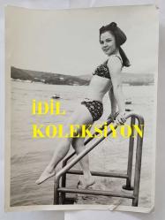 YEŞİLÇAM OYUNCUSU NİLÜFER AYDAN'IN ORİJİNAL BÜYÜK BOY 3'LÜ FOTOĞRAF SETİ - 24 x 18 cm EBADINDA - NİLÜFER AYDAN, BİKİNİLİ OLARAK DENİZ KENARINDA ÇEŞİTLİ POZLAR VERİRKEN ÇEKİLMİŞ 3 FARKLI KARE