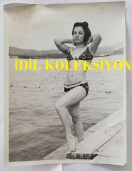 YEŞİLÇAM OYUNCUSU NİLÜFER AYDAN'IN ORİJİNAL BÜYÜK BOY 3'LÜ FOTOĞRAF SETİ - 24 x 18 cm EBADINDA - NİLÜFER AYDAN, BİKİNİLİ OLARAK DENİZ KENARINDA ÇEŞİTLİ POZLAR VERİRKEN ÇEKİLMİŞ 3 FARKLI KARE