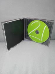 Cd Adele 21 albümü. Orijinal 2011 baskı. Dinlemeyi etkilemeyen çizikler var sorunsuz çalışıyor. Kartonet tertemiz koleksiyonluk