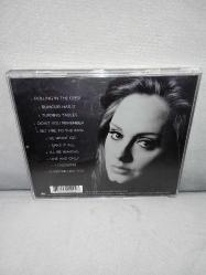 Cd Adele 21 albümü. Orijinal 2011 baskı. Dinlemeyi etkilemeyen çizikler var sorunsuz çalışıyor. Kartonet tertemiz koleksiyonluk
