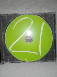 Cd Adele 21 albümü. Orijinal 2011 baskı. Dinlemeyi etkilemeyen çizikler var sorunsuz çalışıyor. Kartonet tertemiz koleksiyonluk