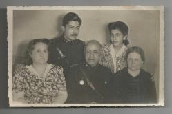 FOTO ALTINOK - NİĞDE / 22 EYLÜL 1946 İSTİKLAL MADALYALI SUBAY,ASKER OĞLU VE AİLESİ FOTOĞRAF...