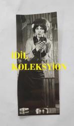 YEŞİLÇAM OYUNCUSU NİLÜFER AYDAN'IN ORİJİNAL FOTOĞRAFI - 14,5 x 6 cm EBADINDA - NİLÜFER AYDAN, SAHNEDE ŞARKI OKURKEN ÇEKİLMİŞ BİR KARE