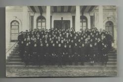 TAMAMI SİYAH GİYİMLİ KIZ TALEBELER MERDİVEN FOTOĞRAFI...