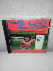 Cd The Bruce Lee Band - The B. Lee Band. Orijinal 1996 Kore baskı. Dinlemeyi etkilemeyen çizikler var. Sorunsuz çalışıyor. NADİR Koleksiyonluk