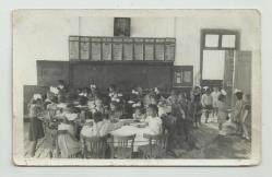 EĞİTİM TARİHİ / SINIF İÇİ KURDELELİ KIZLAR VE CİCİ ERKEK TALEBELER FOTOĞRAFI...