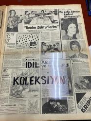 HAFTASONU GAZETESİ GAZETESİ DOĞUM GÜNÜ GAZETESİ (TURKİSH NEWSPAPER) - 19 KASIM 1976 -Farah Pehlevi - Hülya Koçyiğit - Selim Soydan - Gülşah - Bülent Ecevit - Emel Sayın - Osman Karvan - Muazzez Abacı - Hasan Heybetli - Öztürk Serengil - Brigitte Bardot - İnci Sarlı - Hilmi Çoşkun - Afyer Güvender - Erol Simavi -Tijen Par - Yaşlı Şirin - Genç Şirin - Eflatun Nuri - Sabiko - Nübler - Türker İnanoğlu - Jale Altuğ - Metin Serezli - Adnan Şenses - Erol Evgin -Farah intihara teşebbüs etti - Ve Hülya boyun eğdi - Gülşah’sız ve Selim’siz yapamam - Yuvamdan uzak yaşayamayacağımı anladım - İkinizin de yanımda olmasını istiyorum - İşte öpülecek dudaklar - Ünlü jönlerin gözünde her biri ateş parçası - Bu dudakların üstünlüğü tartışılmaz - Sesin güzel, dudağının güzelliğinden geliyor - Coca-Cola meşrubat kapaklarıyla kupa sahibi olurken takımların posterlerini tamamlarken kazanın - Aksilikler peş peşe geliyor - Üzerinde nazar var - Bugün bize yarın size - Sosyeteyi atlattılar - Öztürk Serengil ve 3