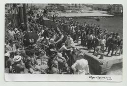 EGE AJANSI - İZMİR / GEMİYLE BİRYERE GİTMEYE ÇALIŞAN İNSANLAR TOPLULUĞU FOTOĞRAF...